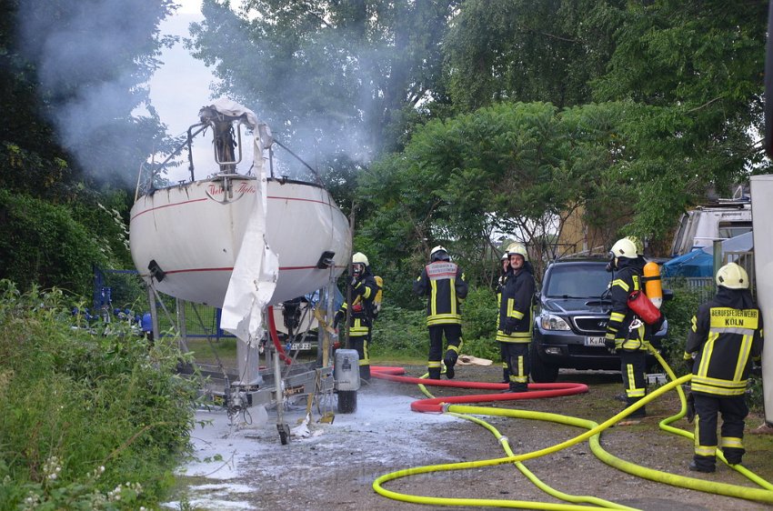 Feuer 1 Yacht explodiert Koeln Muelheim Hafen Muelheim P023.JPG